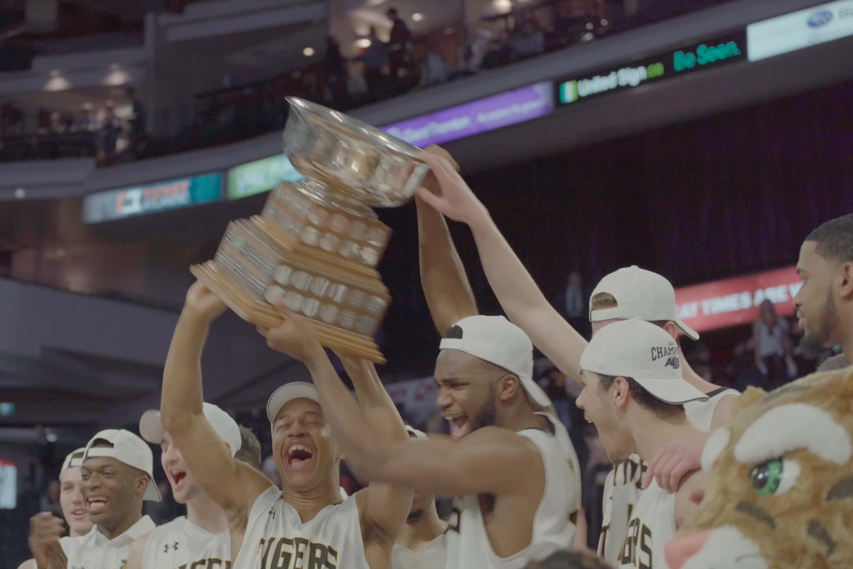 Dalhousie basketball players holding trophy