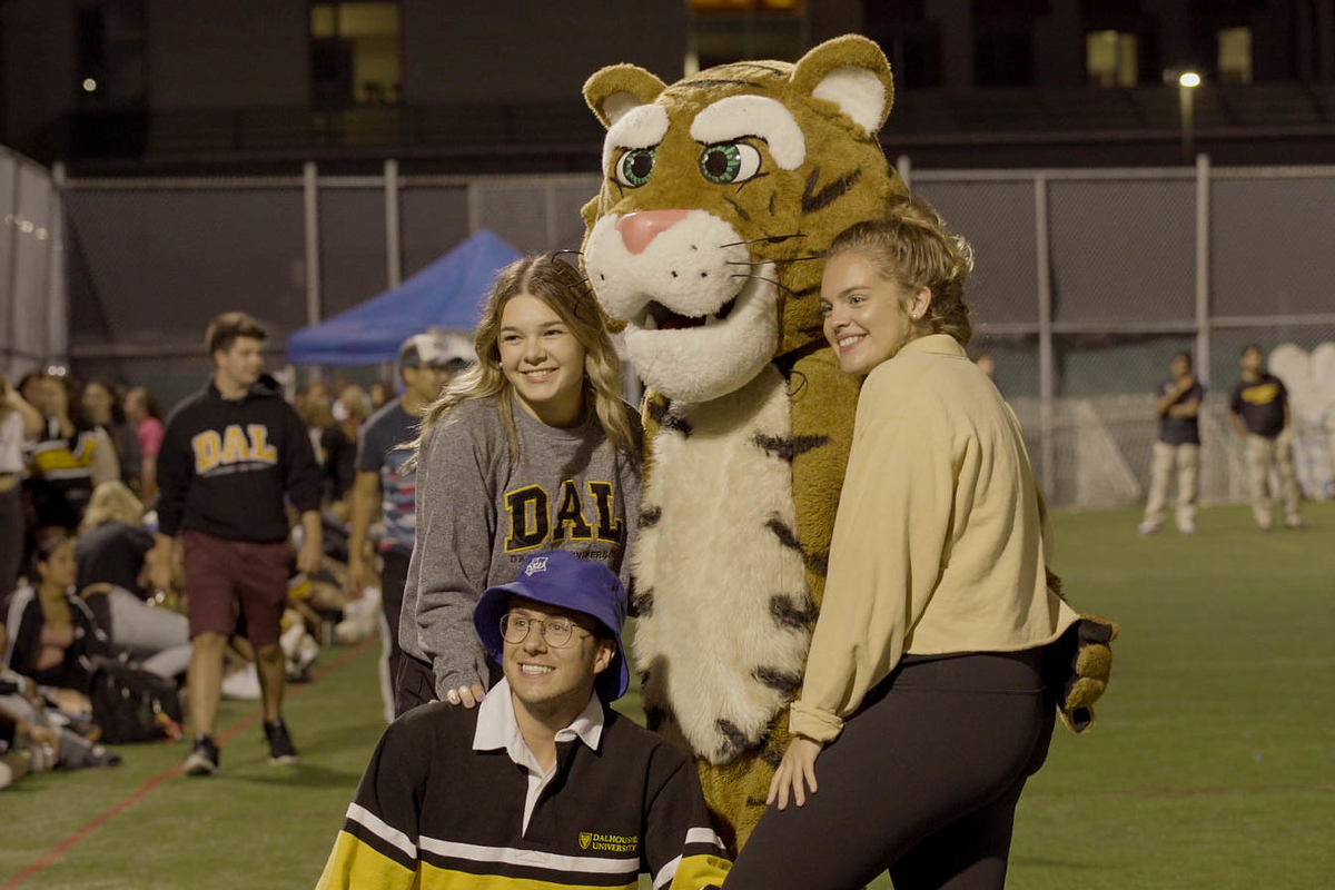 Image of students with the Dal Tiger